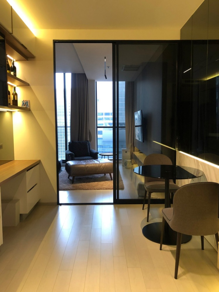 For RentCondoWitthayu, Chidlom, Langsuan, Ploenchit : ● Rare Unit ● B Tower, 25+ Floor, Type A11 | 49.00 sq.m. 1 bed | Condo skywalk connect to BTS ploenchit and Central Embassy.