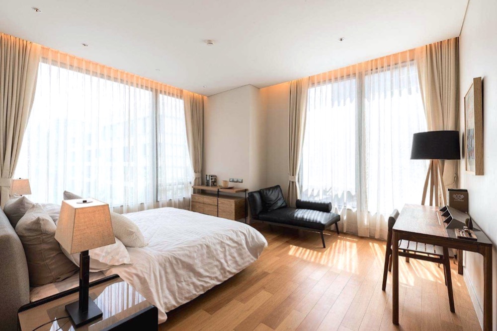 For RentCondoWitthayu, Chidlom, Langsuan, Ploenchit : ♦ Cozy room ♦ 0+ floor 75.18 sq.m. 1 bedroom | Condo in the heart of the city, near BTS Ratchadamri 3 mins., Central Embassy 4 mins., BTS Ploenchit 5 mins.