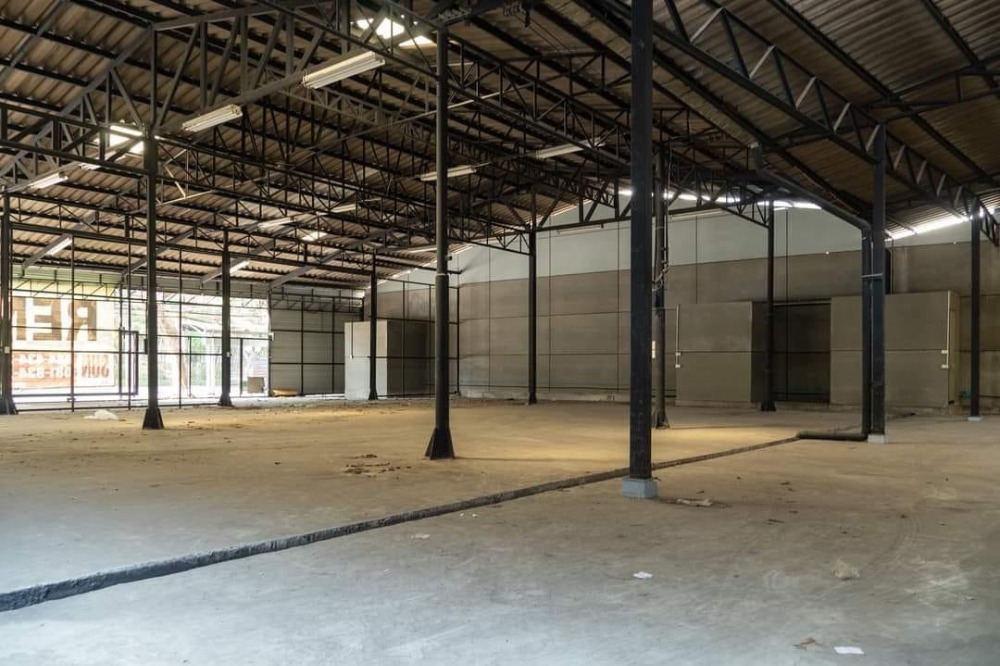 For RentShowroomOnnut, Udomsuk : Warehouse space available for rent, located on the main road.