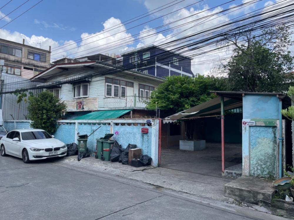 For RentRetailRatchadapisek, Huaikwang, Suttisan : Single house for rent, 100 square wah @ Huai Khwang, for use as a cafe 🥐🥞 | Spa 🧖‍♀️🌿 | Restaurant 🥘