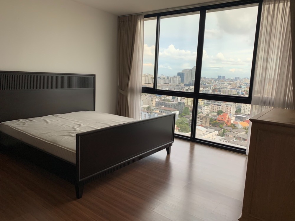 For SaleCondoLadprao, Central Ladprao : The Issara ladprao Urgent sale!! 5.3 million baht, south facing room, hard to find, size 52 sq m, high floor. If interested, please make an appointment to see.