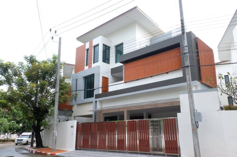 For SaleHouseSamut Prakan,Samrong : ● Good view ● 3-story detached house, 70.00 sq.w. | 5 bedrooms swimming pool | near Mega Bangna 5 minutes, theater Prince Suvarnabhumi Nurse 6 minutes