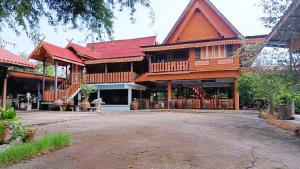 For SaleHouseChachoengsao : Thai style house for sale, applied in resort style. 6 rai 3 ngan 20 sq m. Mueang Mai Subdistrict, Ratchasarn District, Chachoengsao, near Provincial Waterworks Authority, Bang Kla District, 7 km. Price 12 million baht, ready to transfer, 094-962-9282