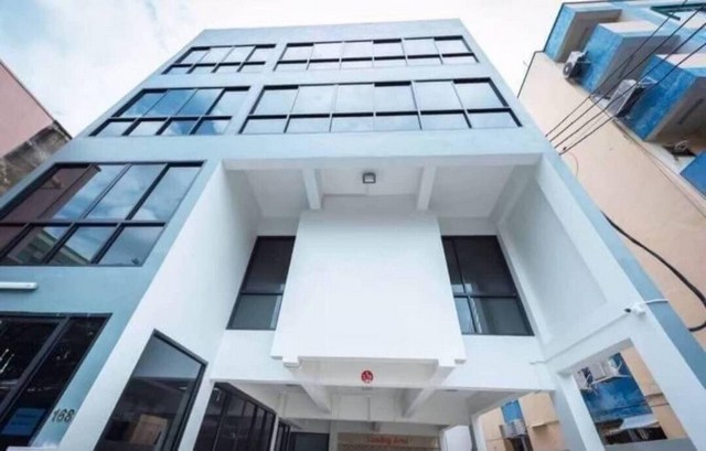 For RentHome OfficeRatchadapisek, Huaikwang, Suttisan : Code C6199 For rent and sale, 5-story office building with elevator, Ratchadaphisek Road, Soi Na Thong, near MRT.