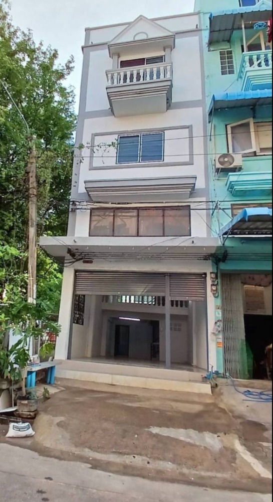 For SaleShophouseEakachai, Bang Bon : Shophouse for sale, 3 and a half floors, with mezzanine and rooftop, side room next to the garden, Soi Ekachai 82, Bang Bon, near Wongwaen Kanchanaphisek Road, convenient travel.