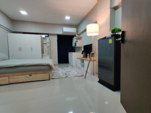 For RentCondoBangna, Bearing, Lasalle : New condo, no one has ever lived in it, price 6500-7900, electricity is calculated according to the electricity authority, deposit 10000, free common area, free parking, internet, near Sikarin Hospital, Line nessuu