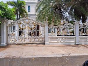 For SaleHousePattanakan, Srinakarin : 5-story Louis style mansion for sale, Srinakarin, near MRT Si Iam.