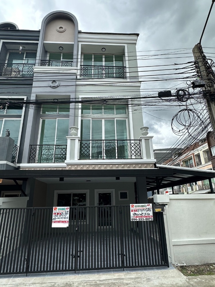 For SaleTownhouseNawamin, Ramindra : For sale cheap, 3-story townhome, Neo Classic Home Village, Neo Classic Home, 30.7 sq m, next to Ramindra Road. You can walk up to the skytrain just 80 meters.