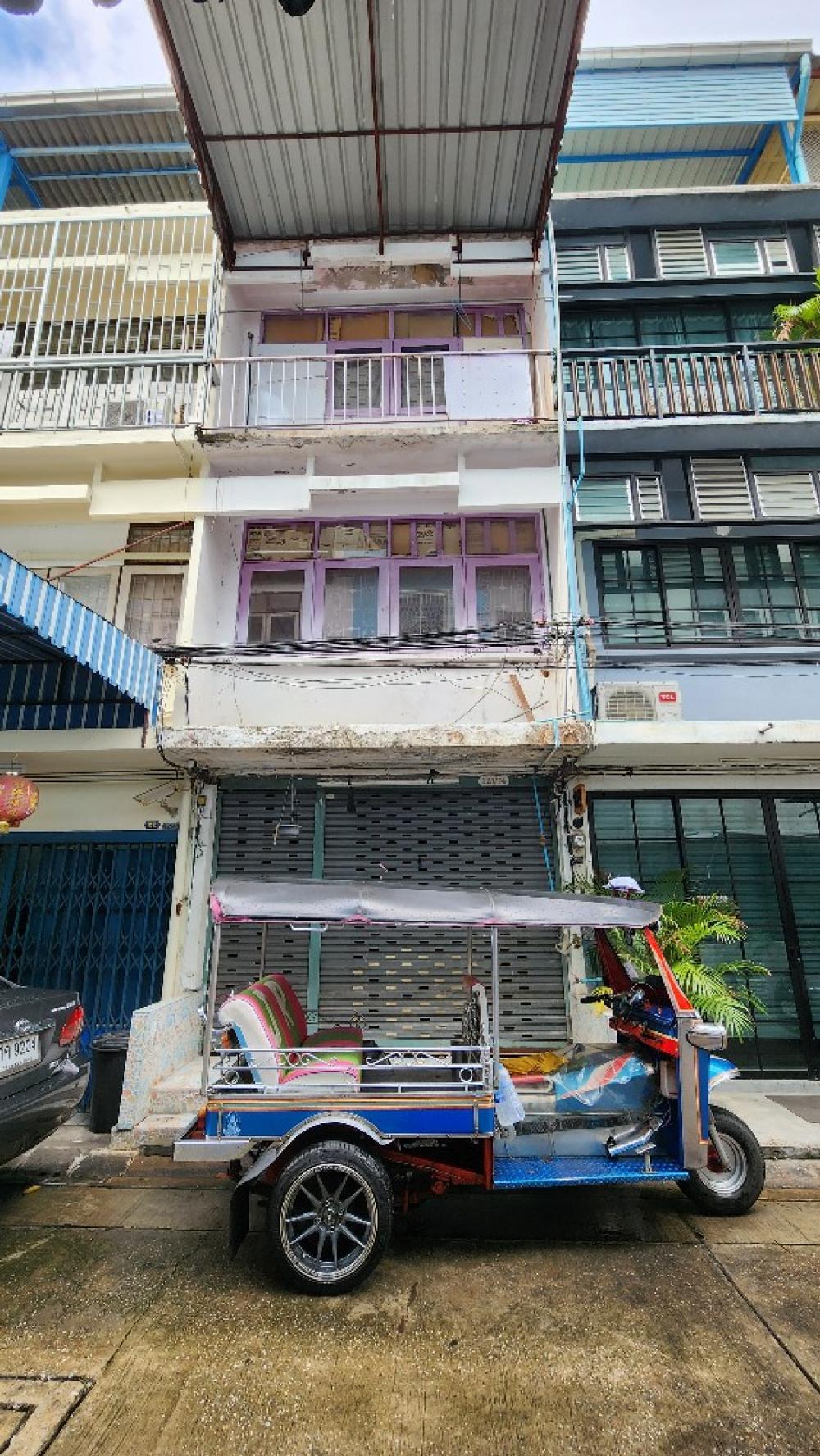 For SaleTownhouseSathorn, Narathiwat : House for sale, three and a half story shophouse, only 5.4 million, in Soi St. Louis 3, near Siam Commercial Bank. And a food shop in the middle of the alley, convenient to travel, suitable for doing many types of business. Can park 1 small car in front o