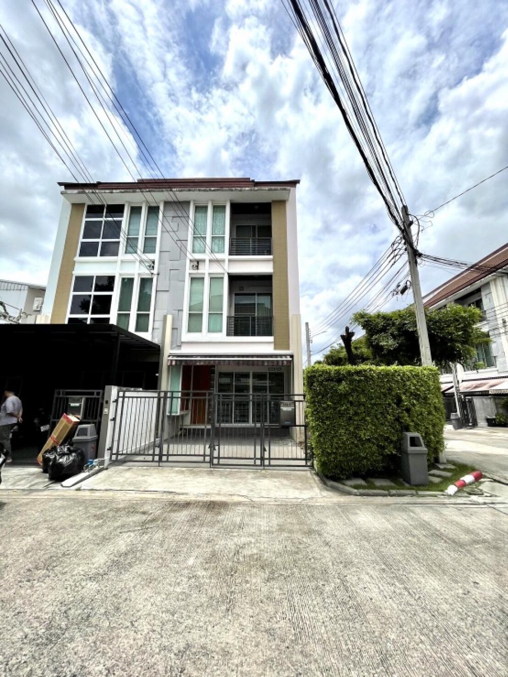 For SaleTownhouseRatchadapisek, Huaikwang, Suttisan : House for sale in the middle of the city, Ratchada 36, ​​Soi Suea Yai, 3-story townhome, corner house, private zone, has a side area 5 meters wide, size 29.6 sq m, 165 sq m, parking for 2 cars, 3 bedrooms, 3 bathrooms, 1 kitchen, ready to move in, near Ma