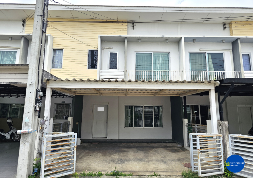 For SaleTownhouseNawamin, Ramindra : Selling very cheap!! 2-story townhome, The Connect 20 Village, Watcharapol-Phermsin, area 21 sq m., 3 bedrooms, 2 bathrooms, additional parking roof and kitchen ready, good location, near the Watcharapol Expressway entrance and exit.