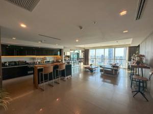 ขายคอนโดวงเวียนใหญ่ เจริญนคร : High floor, Fully Furnished 2 Beds Unit for Sale!