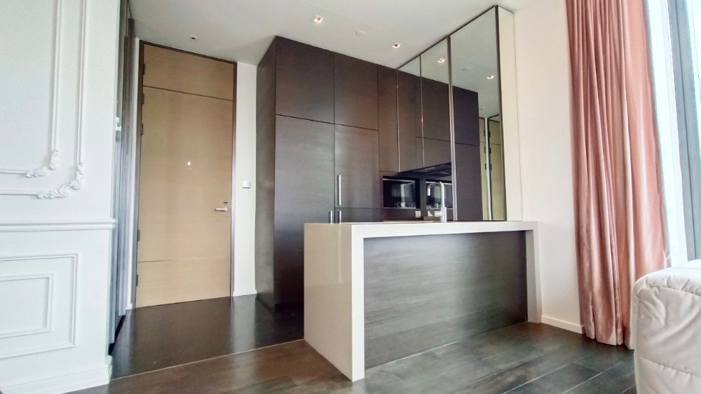 For SaleCondoWitthayu, Chidlom, Langsuan, Ploenchit : Luxury condo for sale, 28 Chidlom, decorated in French style. Top furniture from Italy!! On a location in the heart of the city Convenient transportation to Chidlom, Ploenchit, Ratchaprasong, Siam, Phrom Phong, Thonglor.