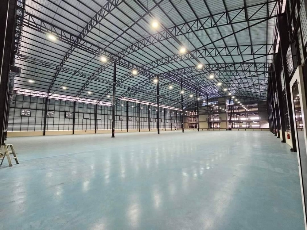 For RentFactorySriracha Laem Chabang Ban Bueng : Factory for rent in Laem Chabang Industrial Estate, Free Zone, 3-phase electricity, convenient entry and exit with trailer, with an area of ​​9000 sq m, 4500 sq m.