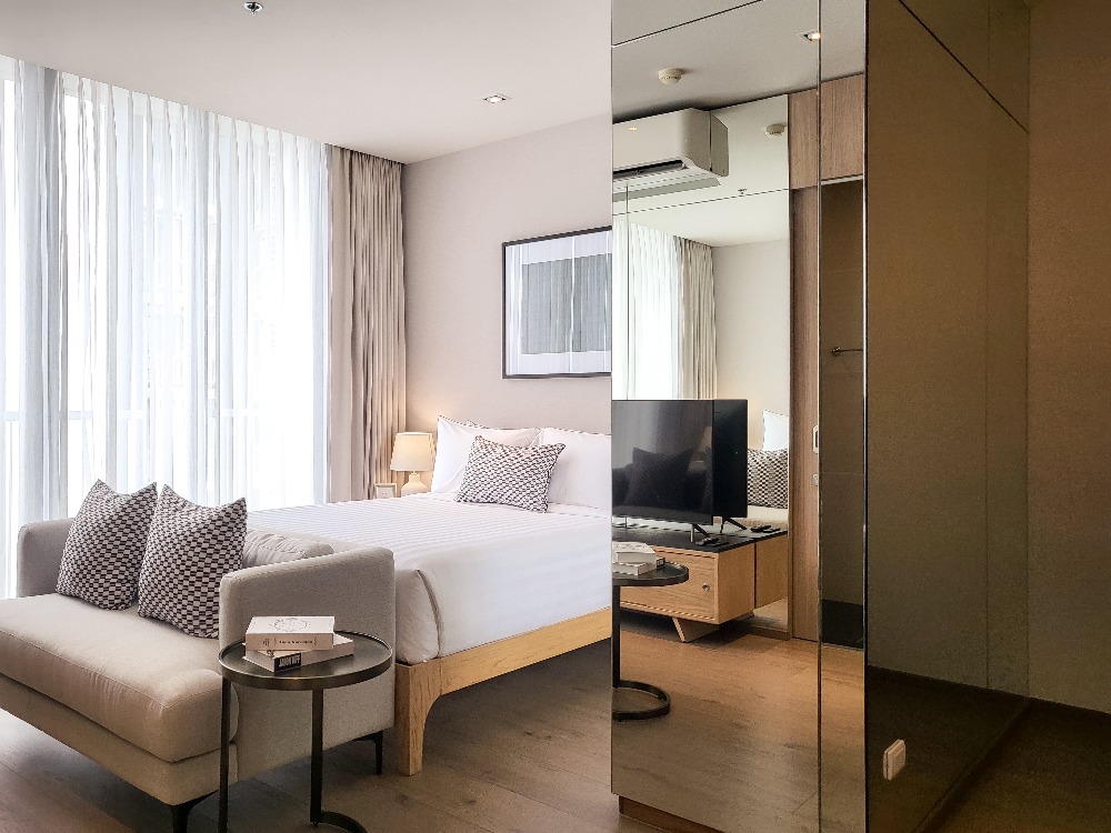 For RentCondoSukhumvit, Asoke, Thonglor : ✅Condo near BTS Phrom Phong🔥Condo for rent at Park 24, Park Origin Phrom Phong, Studio room, ⚡  Free Wi-Fi🔥 (Service residence by Hampton) ✅ Reserve a room now, as we have limited availability.