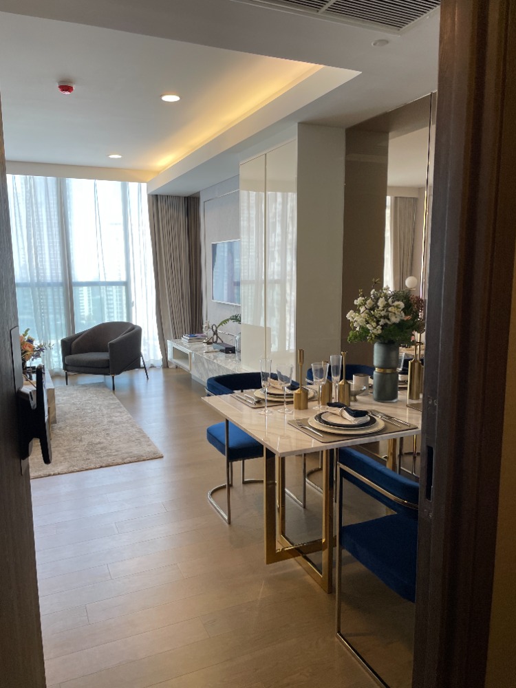 For SaleCondoKhlongtoei, Kluaynamthai : Condo for sale, Siamese Exclusive Queens, 17th floor, usable area 74.95 sq m, 2 bedrooms, 2 bathrooms, convenient transportation, near MRT Queen Sirikit National Convention Center. Near Benjakitti Park