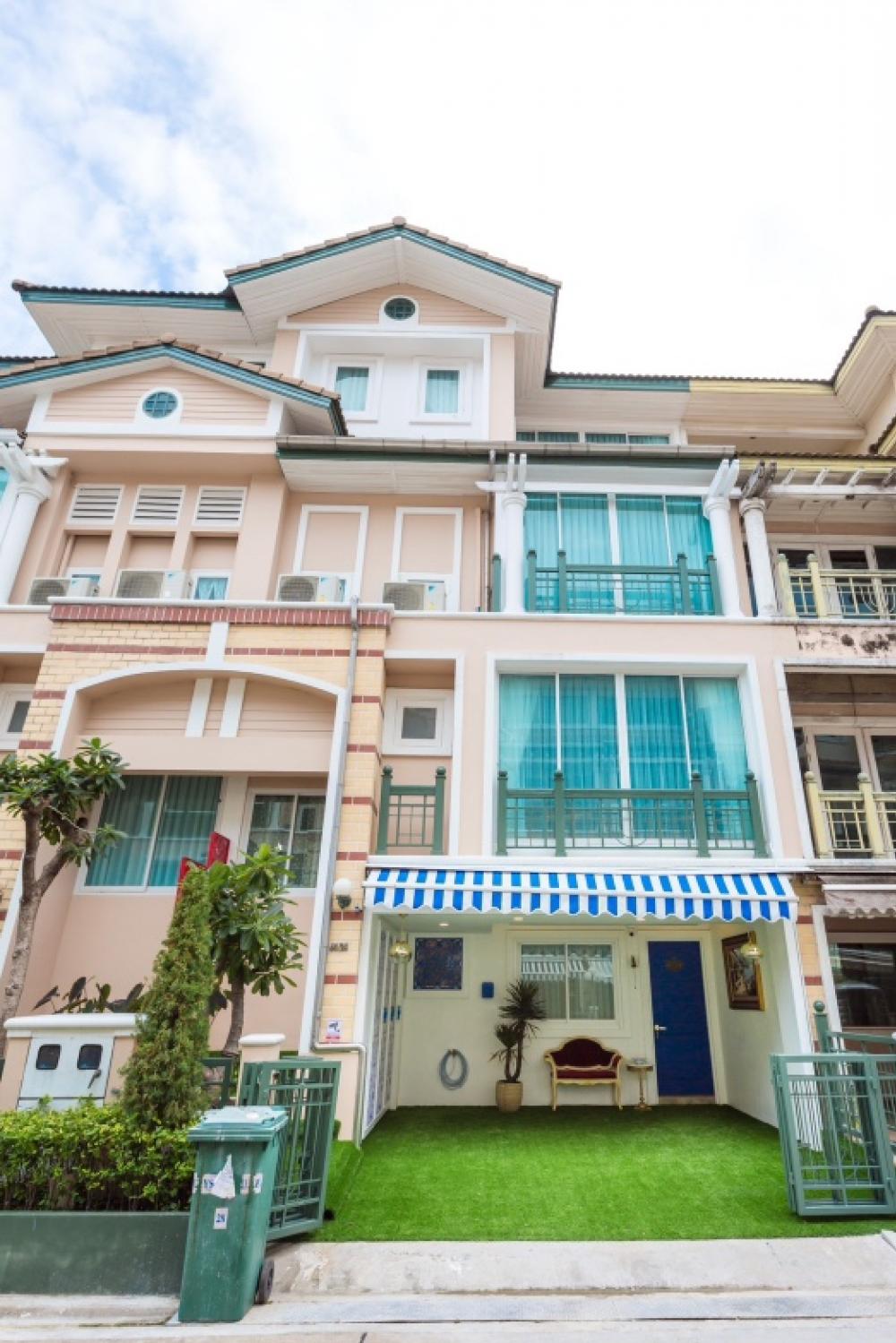 For RentTownhouseKaset Nawamin,Ladplakao : Luxury townhome for rent, 3 floors, area 40 sq m, usable area 210 sq m, 4 bedrooms, 5 bathrooms, fully furnished, road along the expressway near Central, rental price 119,000 baht/mo.