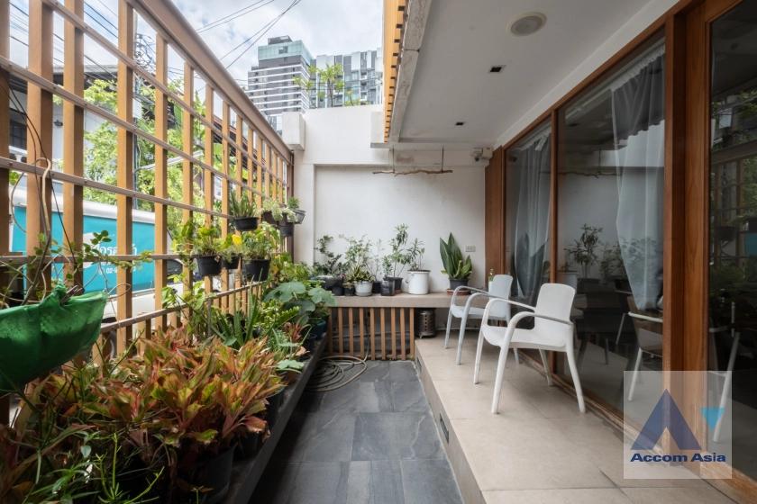 ให้เช่าบ้านสุขุมวิท อโศก ทองหล่อ : Private Swimming Pool, Pet-friendly | 4 Bedrooms House for Rent in Sukhumvit, Bangkok near BTS Phra khanong (AA18616)