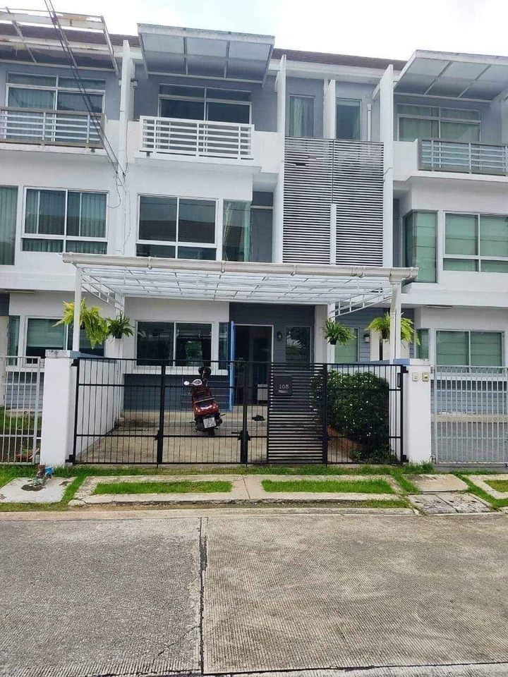 For RentTownhousePattanakan, Srinakarin : B826 3-story townhome for rent, Baan Mai Village, Rama 9-Srinakarin. Soi Krungthep Kreetha 7