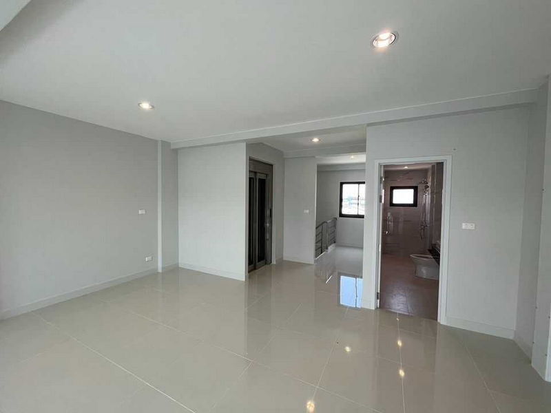 ให้เช่าโฮมออฟฟิศลาดกระบัง สุวรรณภูมิ : For Rent Bangkok Home Office Sukhumvit 77 BTS Srinuch Prawet BRE19821