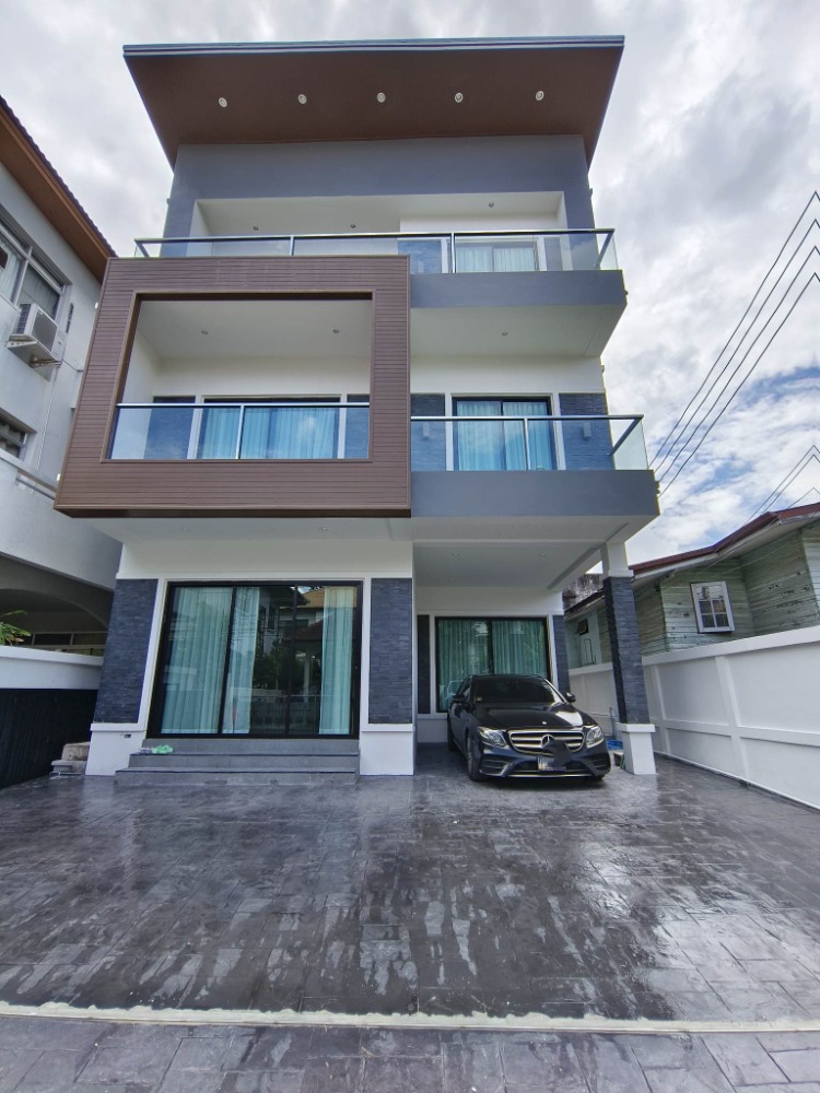 For SaleHouseSukhumvit, Asoke, Thonglor : For sale/rent, 3-story detached house (newly built house), Sukhumvit 65, approximately 500 meters from Sukhumvit Road, near BTS Ekkamai. Taxes, transfer fees, brokerage fees are all paid by the seller.