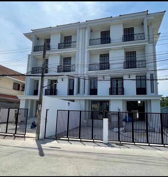 For SaleTownhouseLadkrabang, Suwannaphum Airport : For Sale Bangkok Town House Chaloem Phrakiat Rama 9 MRT Si Udom Prawet BRE19164