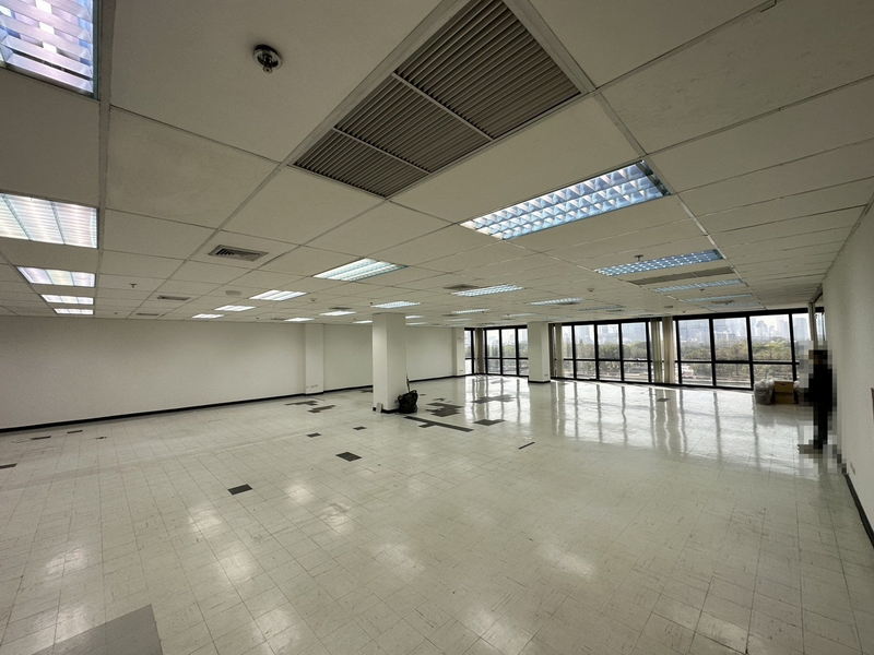 For RentOfficeKhlongtoei, Kluaynamthai : For Rent Bangkok Office Rachadapisek BTS Asok MRT Sukhumvit Khlong Toei BRE18977