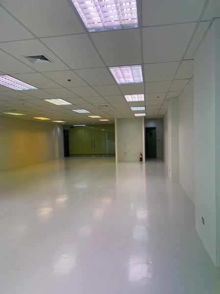 For RentOfficeKhlongtoei, Kluaynamthai : For Rent Bangkok Office Sukhumvit BTS Thong Lo Watthana BRE18892