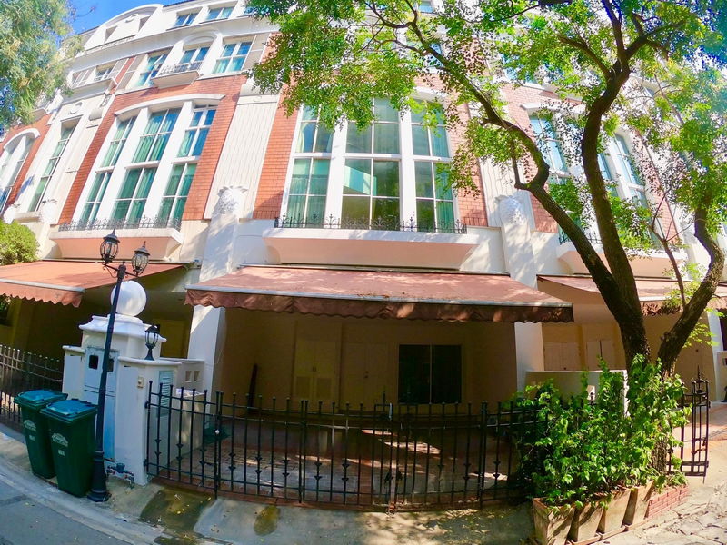 For RentTownhouseSukhumvit, Asoke, Thonglor : For Rent Bangkok Town House Baan Klang Krung British Town Thonglor Thonglor BTS Thong Lo Watthana BRE18625