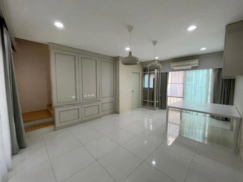 For SaleTownhousePattanakan, Srinakarin : For Sale Bangkok Town House Baan Klang Muang Rama 9 Rama 9 Suan Luang BRE18385