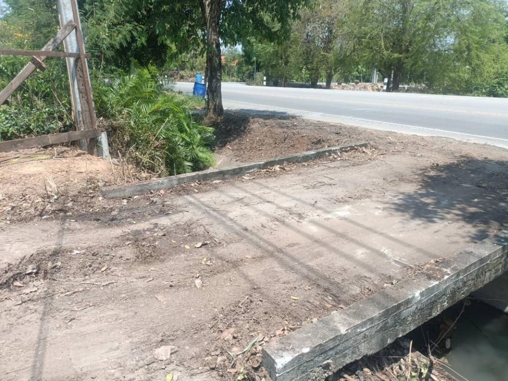 For SaleLandSuphan Buri : Empty land for sale, Suphanburi, area 200 sq m, next to road 3558 Suphanburi - Chainat, price 1,600,000 baht.