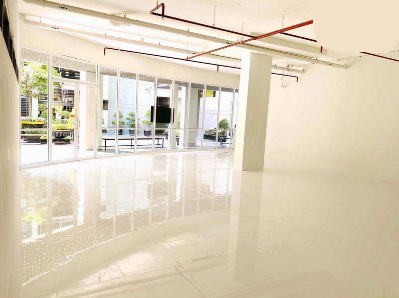 For RentRetailKhlongtoei, Kluaynamthai : For Rent Bangkok Office Sukhumvit BTS Phra Khanong Khlong Toei BRE18143