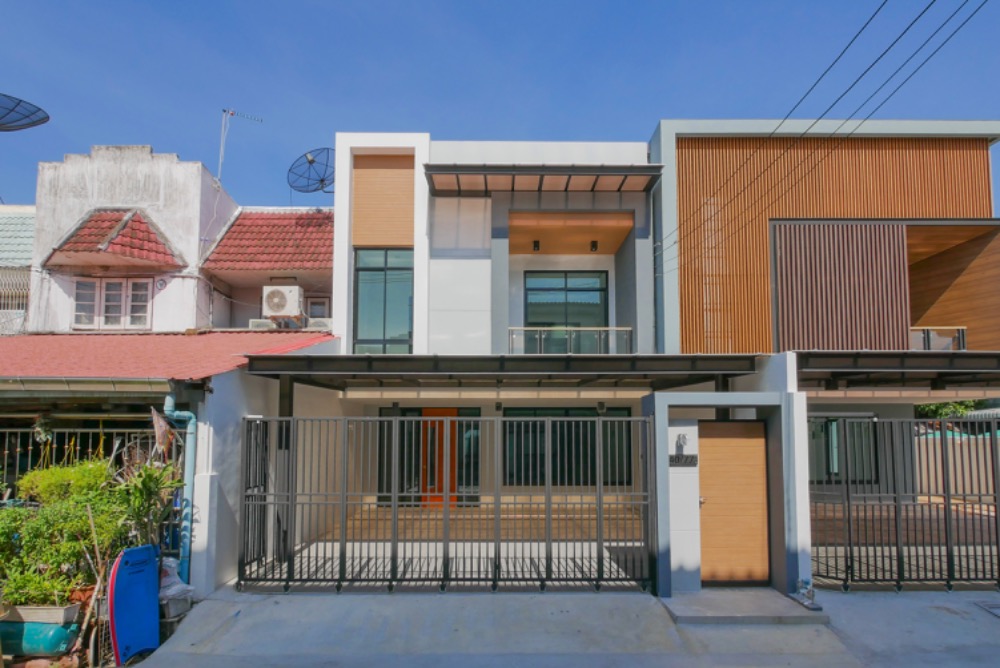 For SaleTownhouseRamkhamhaeng, Hua Mak : 2-story townhome for sale, Laddawan Village, Nida Intersection, size 36 sq m, newly renovated, ready to move in.