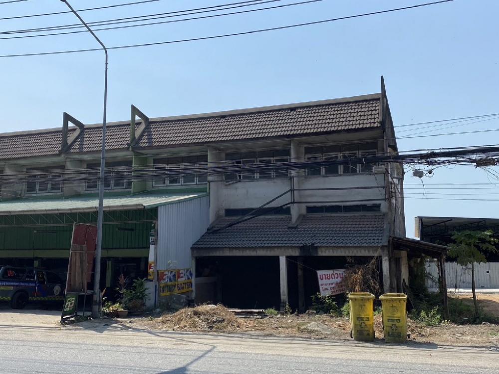 For SaleTownhouseChachoengsao : 2-storey building for sale, 2 units, next to the main road, Bangna-Trad Road. Inbound to Bangkok