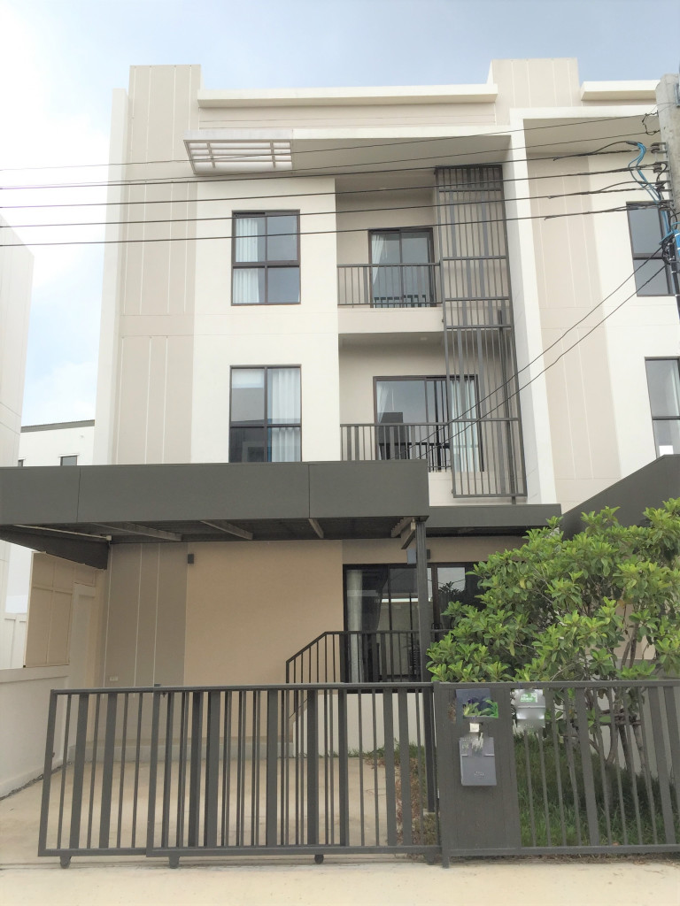 For RentTownhousePattanakan, Srinakarin : For Rent Bangkok Town House Villa Albero Krungthep Kreetha Saphan Sung BRE2636