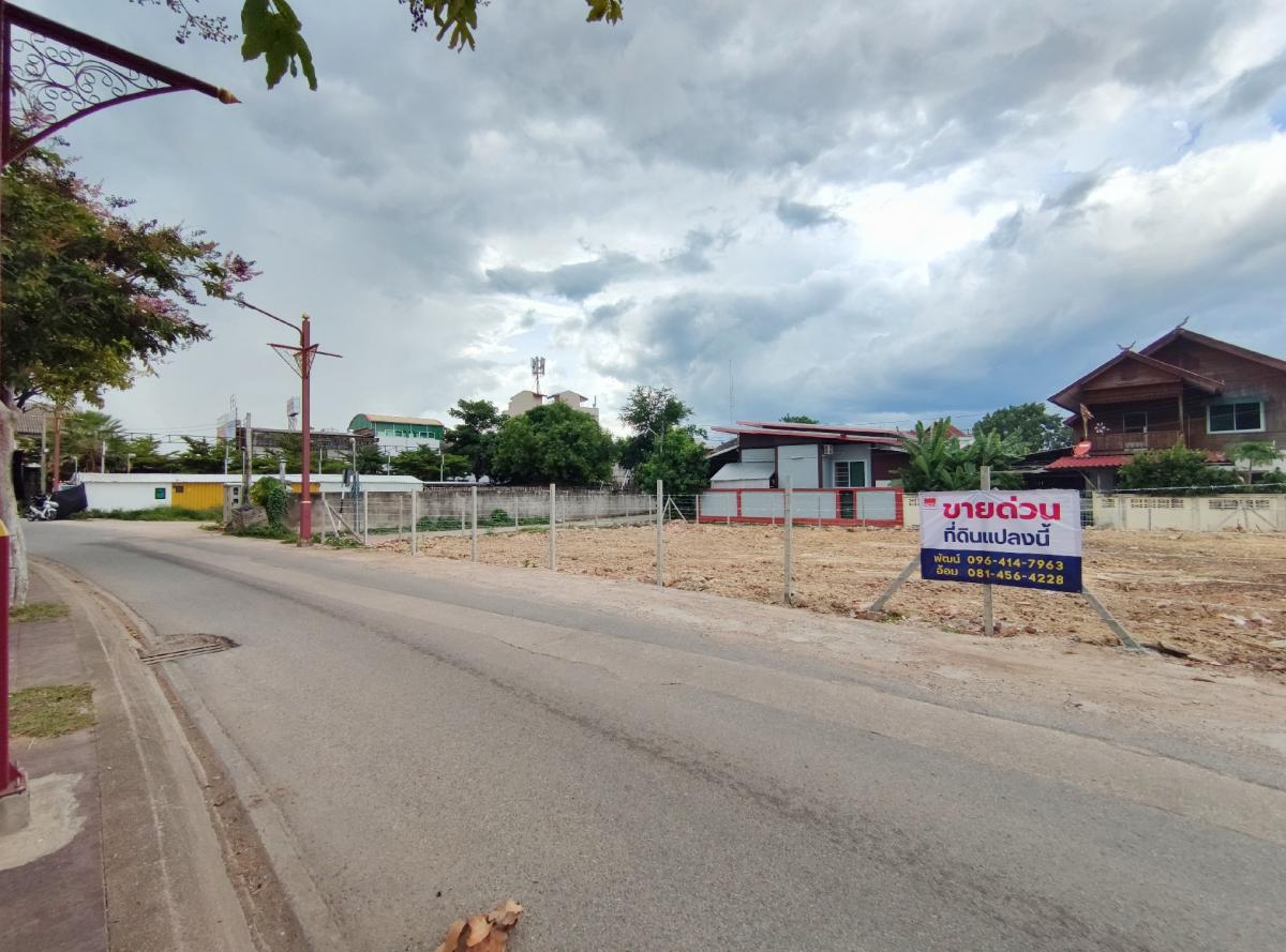 For SaleLandLamphun : Land for sale with building, 347 sq m, in Lamphun city, next to the road on 3 sides, Outer Mueang Nok Road, Mueang District, Lamphun Province.