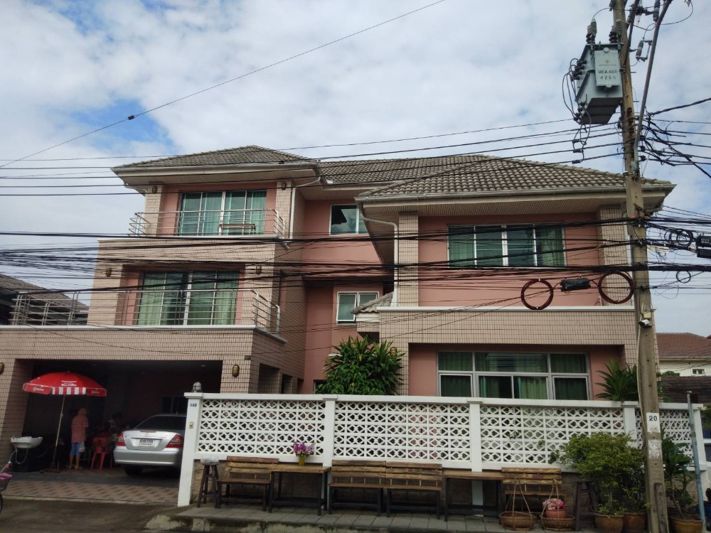 For SaleHousePattanakan, Srinakarin : LL115 3-story detached house for sale, village on Phatthanakan Road, opposite Tesco Lotus and London Street MK [Phatthanakan 50]