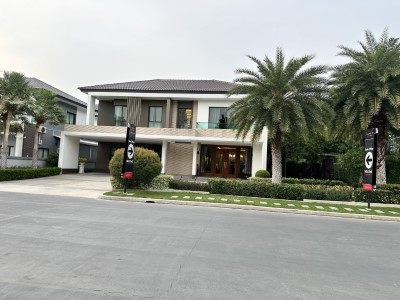 For RentHouseBangna, Bearing, Lasalle : Large detached house for rent, a model home, beautifully decorated, fully furnished, ready to move in, 4 bedrooms, 5 bathrooms, private swimming pool, rental price 350,000 baht per month. Bangna-Suan Luang