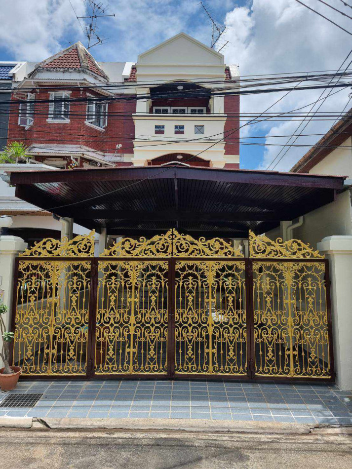 For SaleTownhouseSapankwai,Jatujak : For sale: 3-storey Prachachuen house (near the department store near hospital) 32 sq m, 3 floors, 5 bedrooms, 5 bathrooms, parking for 2 cars, near the entrance of the alley there are buses passing by.