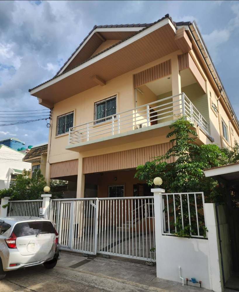 For RentHouseRama9, Petchburi, RCA : Single house for rent, Ratchadaphisek Road, Soi 3, 2 floors, 4 bedrooms, 2 bathrooms, good location, convenient travel, close to community areas, near MRT Rama 9, Chinese Embassy, ​​Central Rama 9.