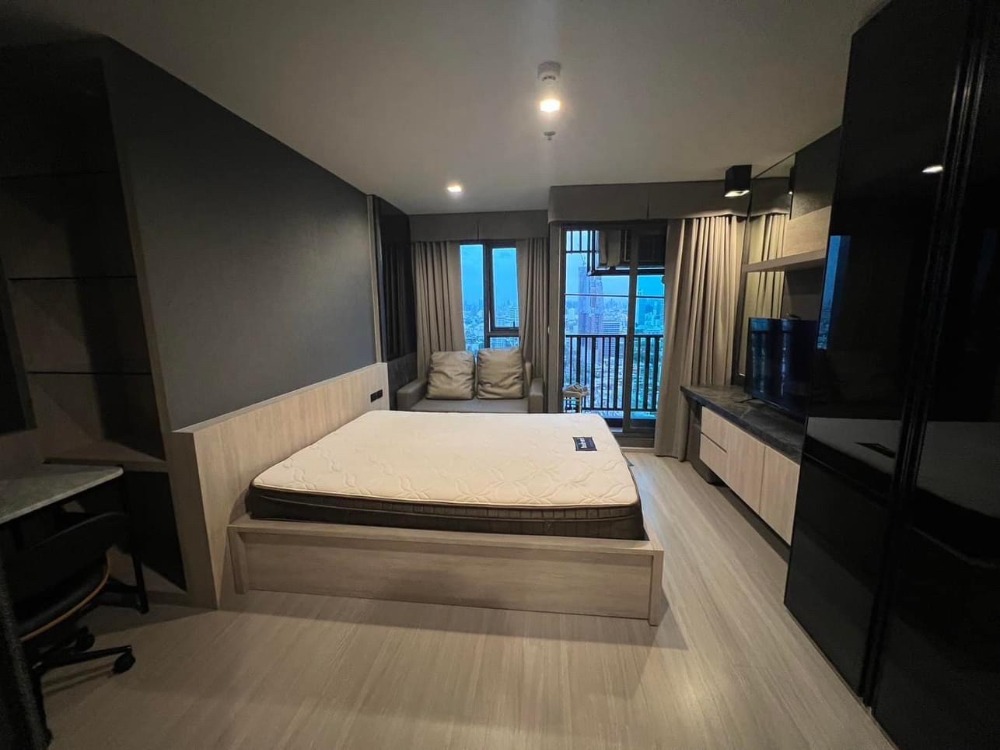 For RentCondoLadprao, Central Ladprao : 28 sq m, 30th floor  (one bedroom), NEW CBD. next to central ladprao and next to BTS and subway stations. The view and swimming pool on the roof are really amazing.  Fully furnished, @Life Ladprao