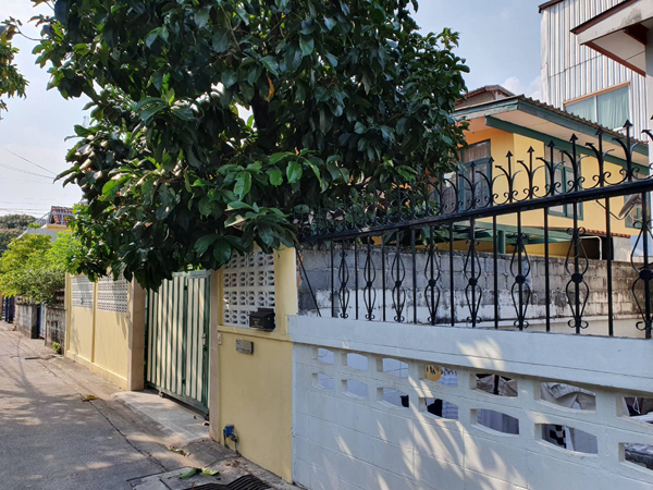 For RentHouseSapankwai,Jatujak : Single house for rent, 2 floors, 60 sq m, 3 bedrooms, 2 bathrooms, 4 air conditioners, some furniture, kitchen, parking for 1 car, near Suthisan-Ratchadaphisek intersection, can cut through Inthamara, Vibhavadi, for rent 40,000 baht/month