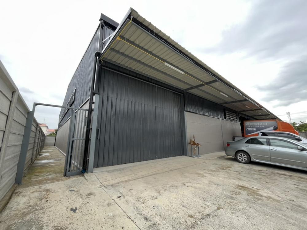 For RentWarehouseNonthaburi, Bang Yai, Bangbuathong : Warehouse for rent, size 393 sq m., has its own bathroom. With parking, good location, Bang Bua Thong area, Nonthaburi, not deep into the alley. (opposite Nanthicha 1)