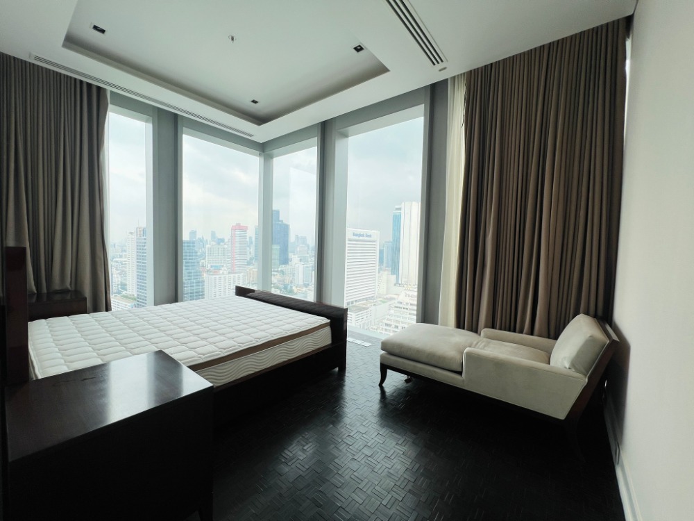 For RentCondoSathorn, Narathiwat : ● Rare Unit ● 25++ Floor 211.00 sq.m. | 3 Beds, Fully furnished |  near BTS Chong Nonsi 2 mins, King Power Mahanakhon 3 mins, Sathorn Square 4 mins