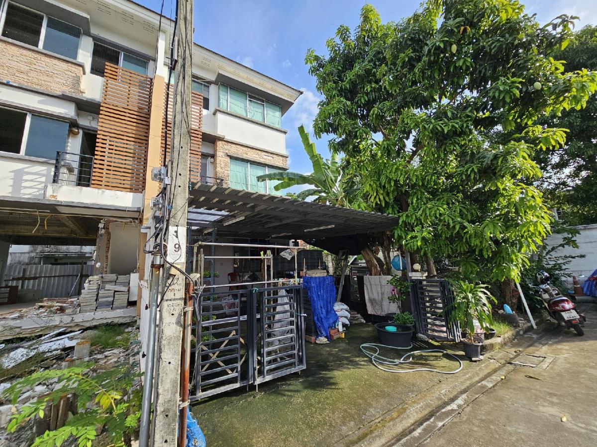 For SaleTownhouseRamkhamhaeng, Hua Mak : For sale: 3-storey townhouse, Town Plus Huamark, Krungthep Kreetha Road 7 (end house with garden area)