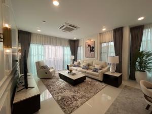 For RentHousePattanakan, Srinakarin : For rent NANTAWAN RAMA 9, 4 bedrooms, near BTS Sri kreetha.