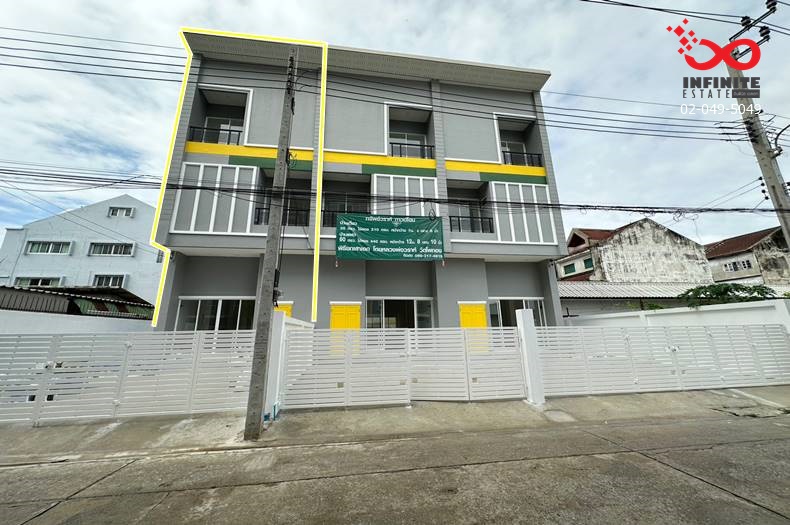 For SaleTownhouseLadprao, Central Ladprao : 3-story townhome for sale, Soi Nakniwat 21, Intersection 2-3, Nakniwat Road.