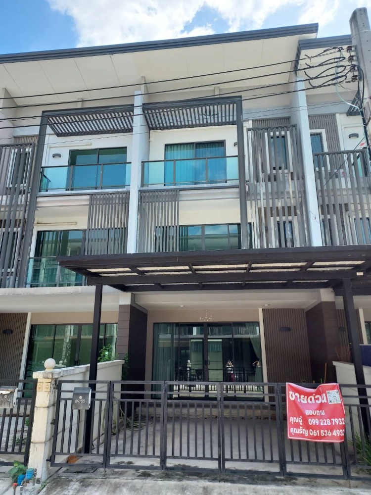 For SaleTownhouseNonthaburi, Bang Yai, Bangbuathong : 3-story townhome for sale, complete with built-in furniture, kitchen addition, special price 3,990,000 baht.