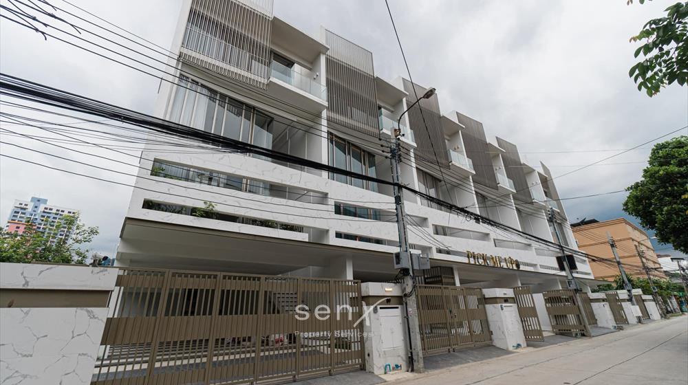 For SaleTownhouseLadprao, Central Ladprao : LUXE 35 (Luxury Townhome) for sale on Ratchada 32/Ladprao 35. Near BTS Yellow line