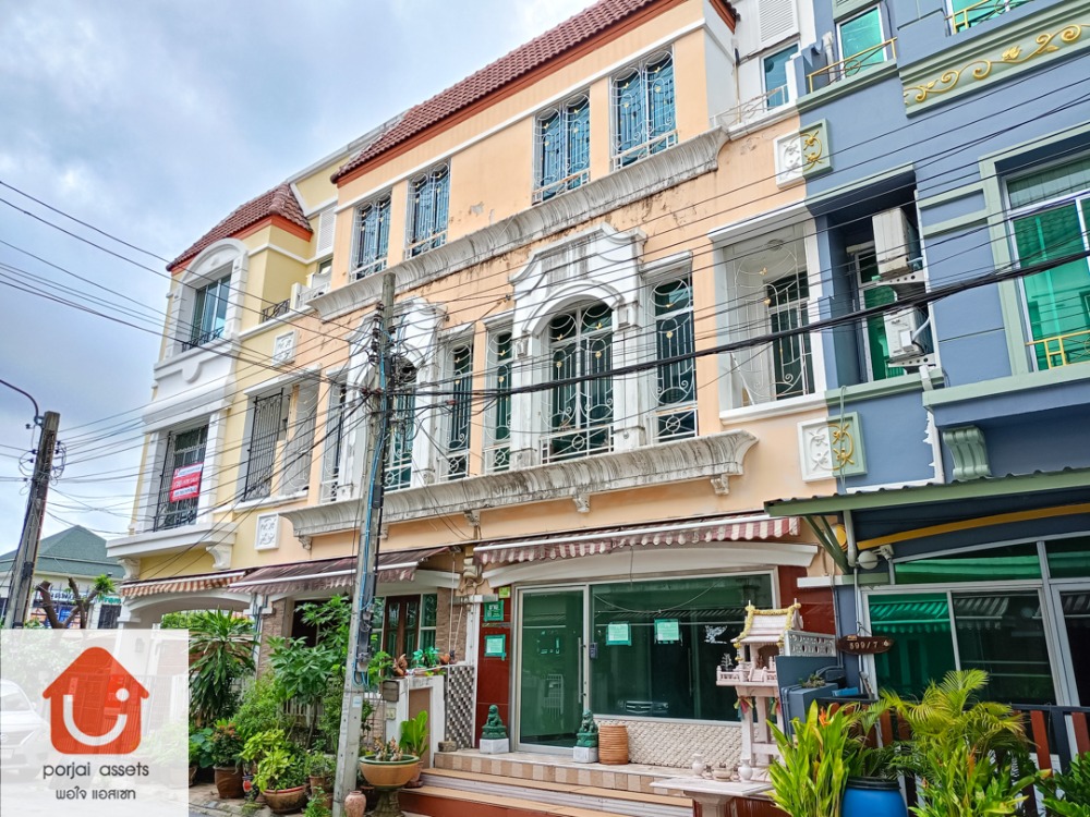 For SaleTownhouseSamut Prakan,Samrong : ✨Townhouse for sale 🏘️ Baan Klang Muang British Town Srinakarin 3-storey townhouse, 3 bedrooms 🛏️ Size 20.6 sq m 📍Near the Yellow Line, Sri Lasalle Station